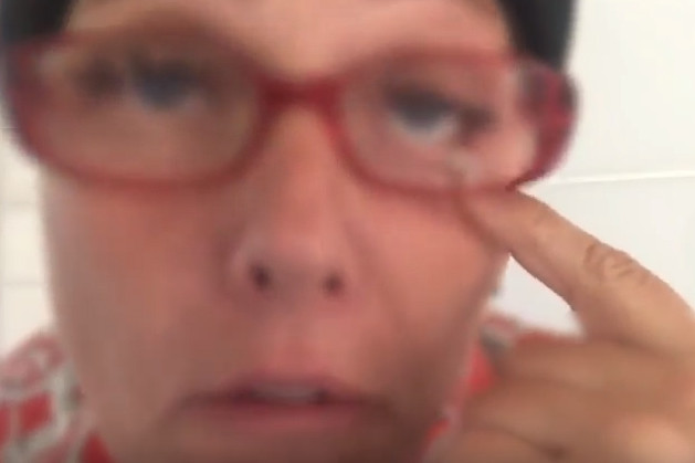 Ada-Stina har en vagel i ögat